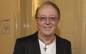 Moderátorka pořadu a dcera když frontman olympicu petr janda (77) ukázal obří a tmavý monokl na pravém oku, všichni se polekali. Petr Janda The X Factor Wiki Fandom