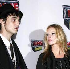 An old friend is allegedly blackmailing pete doherty with a video of days at kate moss's house years ago. Grossbritannien Kate Moss Fliegt Bei Preisverleihung Raus Welt