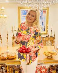 Check spelling or type a new query. Marina Patoylh Pozarei Me Ta Kokkina Ayga Sto Xryso Saloni Ths