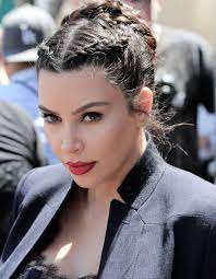 Il s'agit d'une tresse qui commence par une base de queue de cheval et on ajoute à des intervalles réguliers un élastique. Les Tresses Africaines De Kim Kardashian Les Plus Belles Tresses De Stars Elle