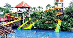 Lebih seru karena tiket masuk cukup pengunjung bisa menikmati beragam wahana permainan di dira park. Kolam Renang Tiara Park Waterboom Jember Tempat Wisata Di Jember Jawa Timur