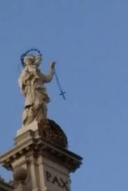 Subito a casa e in tutta sicurezza con ebay! Il Rosario Della Madonna Di Pompei Oscilla Dall Alto Del Santuario Un Miracolo