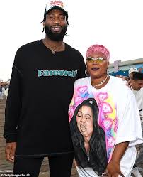 Mit der stylischen candice brook ist er offiziell bereits seit 2017 liiert. Lizzo Tragt Ein T Shirt Kleid Mit Ihrem Gesicht Darauf Wahrend Sie Auf Dem Santa Monica Pier Bei Jbl True Summer Tanzt Aktuelle Boulevard Nachrichten Und Fotogalerien Zu Stars Sternchen