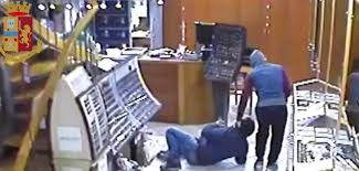 Rapina in una gioielleria in via cesare battisti a milano. Rapina Violenta In Gioielleria Condannata Una Donna In Carcere Foto E Video Blogsicilia Ultime Notizie Dalla Sicilia