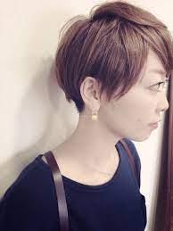プラチナベージュ ミルクティー ミルキーベージュ関連のショートヘアです ブリーチなしのダブルカラーで 薄いアッシュとベージュ マットを混ぜて ミルクティーベージュ プラチナベージュ ツーブロックと刈り上げで キレイなフォルムに 刈り上げなくてもでき