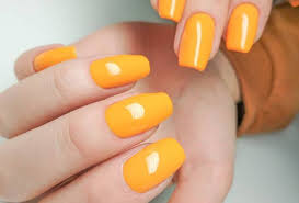 Étant donné que l'automne et l'hiver approchent à grands pas, j'ai décidé de te faire un guide des plus grandes tendances à adopter pour le bout de tes doigts. Vernis A Ongles Les Tendances Printemps Ete 2019 Que Tu Dois Essayer Nerds