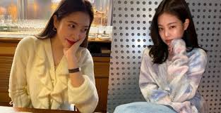Tampil dengan tema plaid, jennie simpel kenakan mini dress dan sepatu senada. V Live