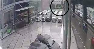 video tercampak keluar dari kereta, budak 8 tahun jatuh jejambat berketinggian 15 meter. Budak Tercampak Dari Kenderaan Jatuh Jejambat