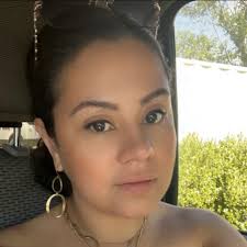 Who can take senior or graduation photos in Tomball?