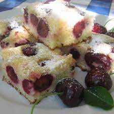 O combinație nemaipomenită de umplutură de vișine și aluat dulce sfărâmicios. Prajitura Simpla Cu Visine Retete Culinare