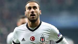 Cenk tosun'un profesyonel futbol kariyeri almanya furbol ligi bundesliga'daki eintracht frankfurt takımında başladı. Cenk Tosun Un Cezasi Indirilip Ertelendi Dunya Gazetesi