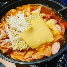 Preparing and cooking your stew · assemble the mushrooms, tofu, luncheon meat, sliced sausage around the pot. Korean Army Stew Bild Von Man Nam Rotterdam Tripadvisor