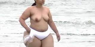 Fette Frau nackt am Strand
