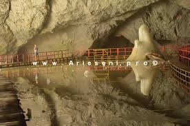 Acest aspect se datorează în primul rând ghețarului permanent ce se află aici. Pestera Ghetarul Scarisoara Arieseni Pro