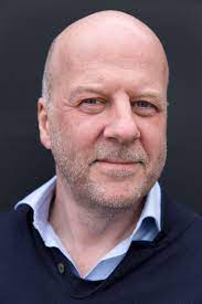 De naam diederik heeft een germaanse oorsprong en is samengesteld uit de stammen *þeudô (volk) en *rîk(i)a (heerser of machtig) en betekent zoveel als machtig onder het volk. Het Koloniale Verleden Van Diederik Van Vleuten Ik Verdoezel Niks Trouw