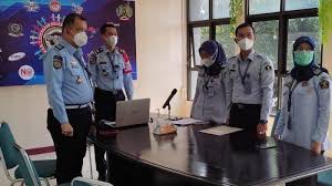 Tampilanya sangat elegan, dengan perpaduan warna yang khas dengan logo kereta api. Https Cirebon Tribunnews Com 2021 07 24 Salah Satunya Dukung Program Pemerintah Ini Alasan Lain Pasoegati Cirebon Ikuti Vaksinasi Massal Https Cdn 2 Tstatic Net Cirebon Foto Bank Images Anggota Pasoegati Cirebon Disuntik Vaksin Covid 19 Jpg