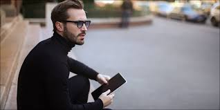 Il y a ces pièces qui ne se démodent pas et dont on ne peut se passer. Mode Homme Quand Le Pull Remplace La Veste Now Geneva