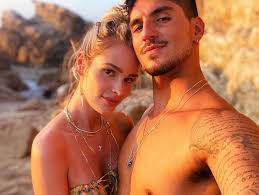 Barred from the competition, the surfer's wife asked netizens to send positive energies. Em Toquio Gabriel Medina Fala De Ausencia De Yasmin Brunet Dificil Viajar Quem Quem News