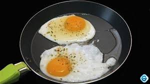 Mana yang lebih rendah kalori? Ini Caranya Menggoreng Telur Mata Sapi Tanpa Minyak Cukup Pakai Air