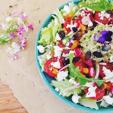 salade du soir tomates cerises radis et salade du jardin feta poivron jaune oignon rouge puree d avocat thekitchn foodphotog cobb salad food salad