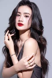 Sao Việt 20/8: Hoa hậu Ý Nhi gợi cảm bất ngờ, Ninh Dương Lan Ngọc mặc váy  cưới