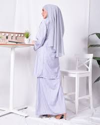 Baju kurung pahang dapat juga dikombinasikan dengan hijab satin berwarna cerah seperti merah, biru, ungu dan lainnya. Baju Kurung Pahang Rabeca Dust Silver Muslimahclothing Com