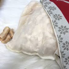 Il cuscino cirmolo di fabe non è rigido come si può pensare, è infatti dotato di una federa copricuscino con patella di contenimento in cui viene inserito il legno insieme alla lana. Cervi E Cuore Cuscino Cirmolo Stile Tirolese Montagna 100 Cotone 22 X 35 Cm Colore Rosso Gaidra Nel 2020 Cuscino Natalizio Cuscini Cervo