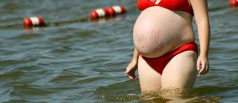 Le poids pris en début de grossesse jusqu'à la 15 e semaine de grossesse, les 3 à 4 kilos qui sont pris sont essentiellement des réserves de protéines (dans les muscles) et de graisses (dans les tissus adipeux) de la mère. La Prise De Poids Durant La Grossesse