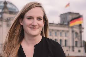 Schauspielerin Lisa Stiegler über Femizide und Mahnwachen