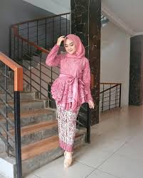 Kamu bisa mengenakannya untuk acara malam lamaran, acara pernikahan, dan sebagainya. 40 Model Kebaya Muslim Yang Stylish Dan Trendi Untuk Kondangan Updated 2021 Bukareview