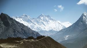 Dengan nama tim ekspedisi everest indonesia kopassus, mereka mencatatkan namanya sebagai tim olahraga pendaki gunung indonesia dan asia tenggara pertama yang menaklukkan puncak gunung tertinggi di dunia itu pada 26 april 1997. Memanggul Beban Politik Ke Puncak Everest Era Id