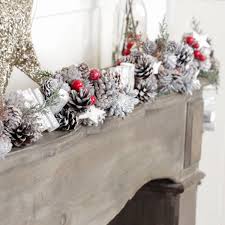 Tannenzapfen Bleichen Basteln Sie Eine Puristische Weihnachtsdeko In Weiss Weihnachtsba Christmas Garland Classic Christmas Decorations Christmas Decorations