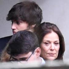 Nuria González, viuda de Fernández Tapias, devastada y arropada por amigos  y familiares en el velatorio del empresario