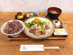 住みたい街ランキング上位の吉祥寺には 人気 のグルメスポットが集まっています 高級感漂う料理店から気軽に入れるお店までそろっており 都心からのアクセスもいいので 週末にはたくさんの人が訪れるんです 今回はそんな注目タウン 吉祥寺のおしゃれカフェ10選を