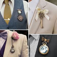 Madalyon Anahtar Saat Ve Resim Cerceveli Damat Yaka Susleri Sizce De Cok Farkli Gorunmuyor Mu Sizcehangisi Dugun Ilham Vintage Dugunler Yaka Cicegi