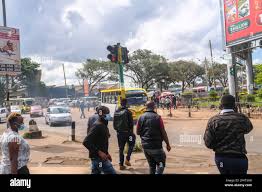 Los Residentes De Nairobi Pasan Por El Trafico Despues De Que El Gobierno Levantara El Cese Del Movimiento Entre Condados Hacia Y Fuera De Nairobi Dirigiendose A La Nacion Desde La Casa