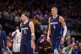 稍後 9:00 獨行俠 v 鵜鶘登場，來看看近況火燙的歐洲金童「doncic」對上一眉道人「davis」，鵜鶘可以帶領球隊中斷五連敗嗎？ Nba ç¨è¡Œä¿ ç¬¬ä¸‰æ˜Ÿé¸é … Oladipo Holiday Dinwiddie ç±ƒçƒç­†è¨˜
