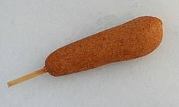 La vera ricetta americana per la preparazione del corn dog, uno snack goloso composto da wurstel intinti in pastella, dall'elevato apporto calorico e tipico dello street food. Corn Dog Wikipedia