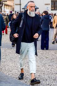 白パンツ メンズ コーデ 特集 秋冬の着こなしを軽やかに仕上げた注目スナップを紹介 メンズファッションメディア otokomae ページ 3 白パンツ メンズ 男性のストリートスタイル メンズ コーデ