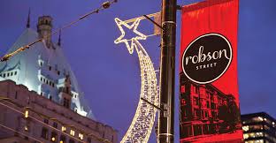 A bold, graduated chain of gauge links captures the urban edge of the city, making a stunning statement. Big Bold Beautiful Banner Company