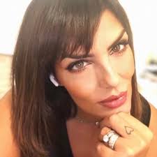 Oggi è uno di quei giorni in cui non dovrei aprire i social, perché vedere  lo schifo che fa chi gioisce per la morte di Berlusconi è inenarrabile.  Vicino al nik non