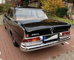 Der Mercedes Benz W 111 War Das Erste Oberklassen Modell Der Heckflossen Serie Von Mercedes Benz Bei Autoliebhabern Auch Benz Mercedes Benz Mercedes Benz 220