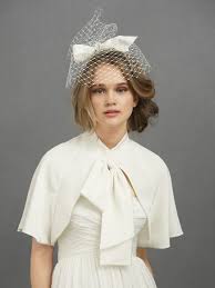 Si tenes que ser la madrina de una boda y quieres ser la mejor vestimenta elegante de la fiesta no te puedes perder estos modelos de vestidos que hoy traemos para ti y que puedes combinar con los mejores abrigos. Tocado Boda Invierno Vestidos De Novia Boleros