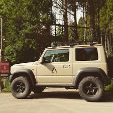 画像に含まれている可能性があるもの 1人 木 屋外 自然 suzuki jimny suzuki samurai suzuki
