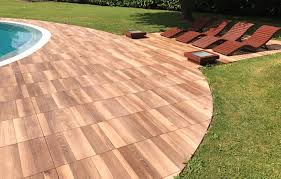 Florim outdoor è la gamma di piastrelle per esterno che unisce design ed alte prestazioni, per spazi pubblici e il gres porcellanato raddoppia il suo spessore (20mm) per adattarsi ad ogni tipo di utilizzo fuoriporta: Pavimenti Esterni Guida Alla Scelta Della Tipologia E Dei Materiali Zanella
