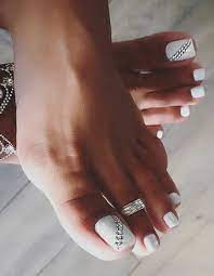 White on your nails can be used in different way, but you will have to think in a different style with that. Ena Ta3idi Omorfias Gia Ta Akra Sas Mono Summer Toe Nails Toe Nail Color Pretty Toe Nails