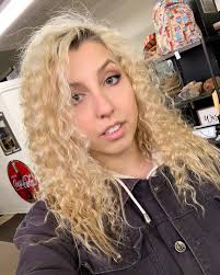 Life isn't perfect… But my curls are! 🙃💁🏼‍♀️ Check out personal website:  QUEENSBEAT.COM #selfie #hair #curls #blonde #platinum #beauty #myself  #hairstyle #curlyhair