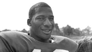 Erich Barnes, Star Defensive Back for the 1960s Giants, Dies at 86