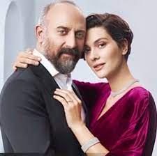 Berguzar je na dodjelu došla sama. Berguzar Korel Fan Club Love Home Facebook