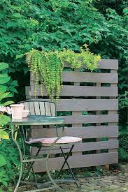 Kreativ Idee So Wird Aus Paletten Ein Bluhender Sichtschutz Paletten Ideen Garten Paletten Garten Palettengarten